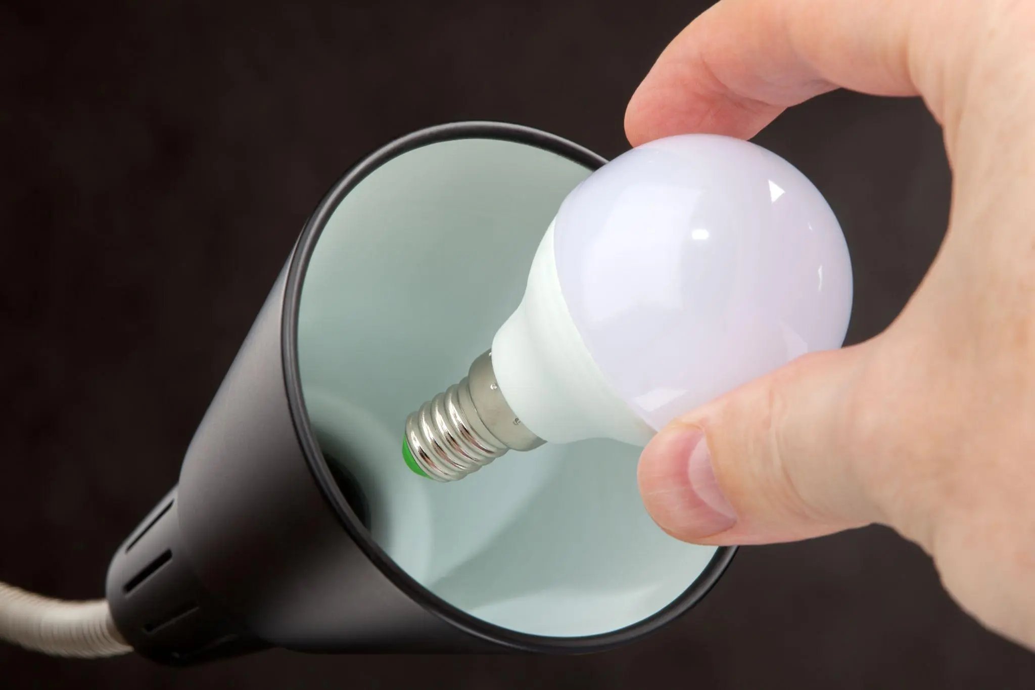 replacement of light bulbs in floor lamp